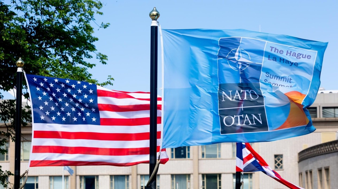 Las banderas de la OTAN y de EEUU en La Haya
