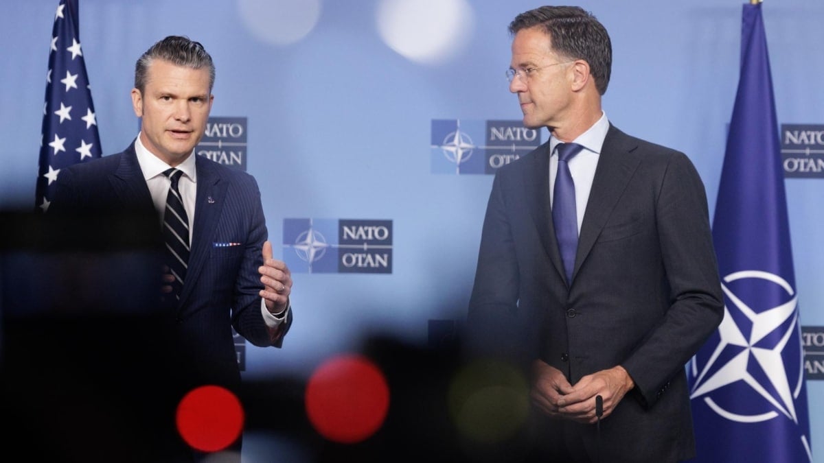 Pete Hegseth, secretario de Defensa de EEUU (i), junto al secretario general de la OTAN, Mark Rutte, en Bruselas
