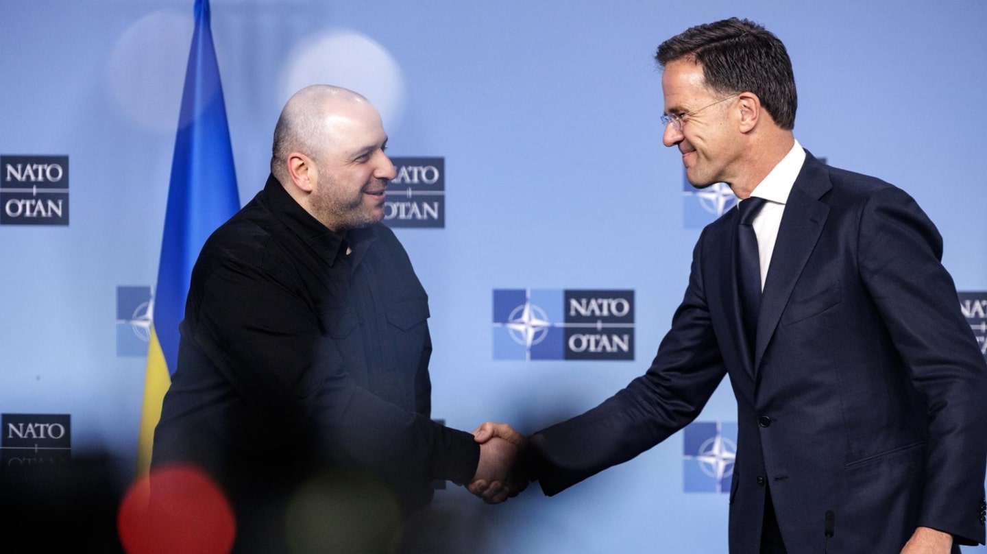 El secretario general de la OTAN, Mark Rutte, (d) saluda al ministro ucraniano de Defensa, Rustem Umerov, en Bruselas.