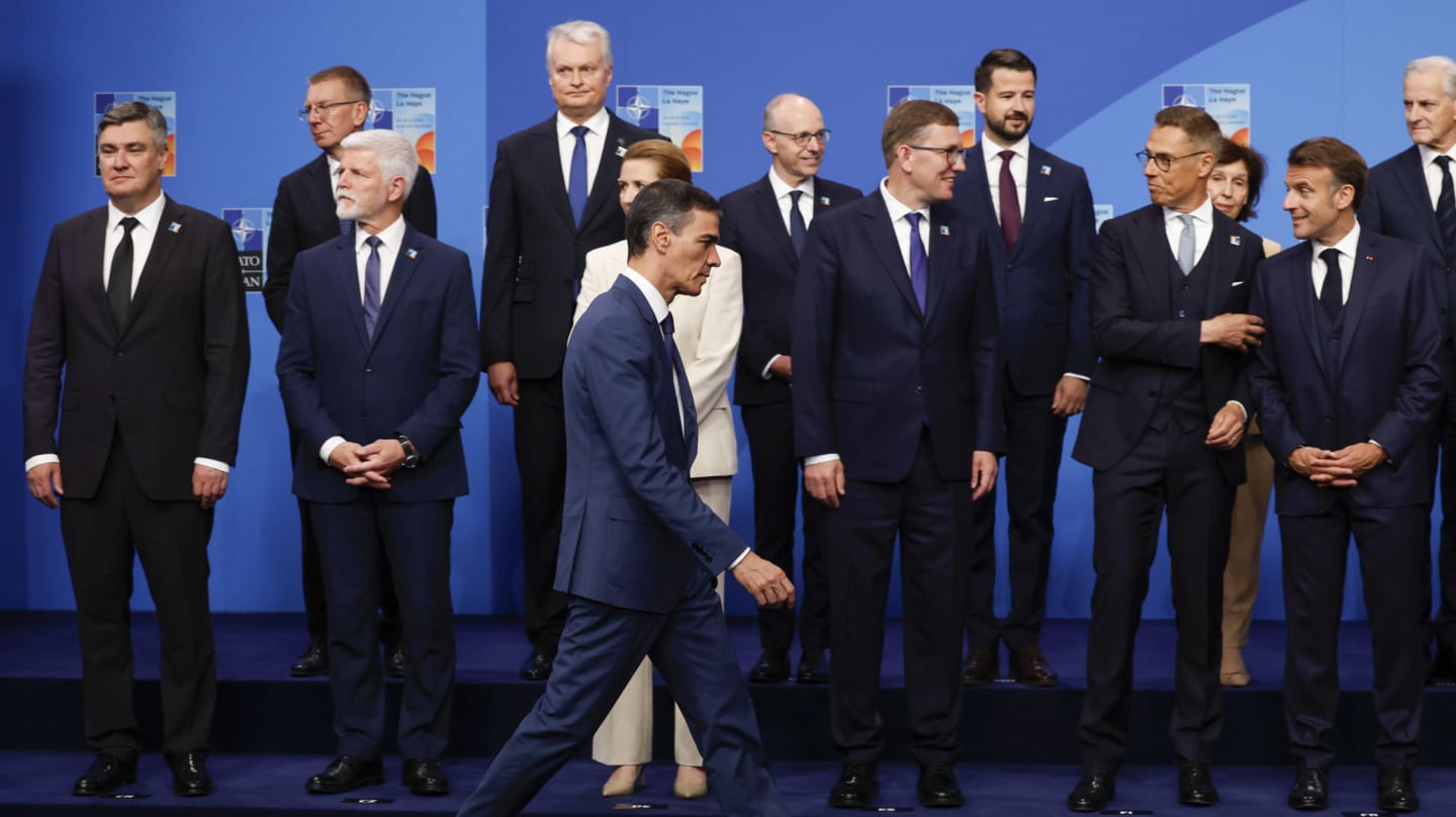 Pedro Sánchez pasa por delante de sus socios en la cumbre de La Haya