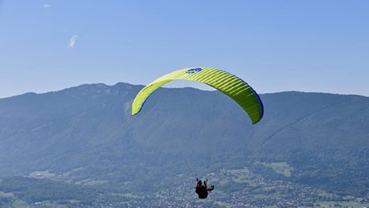 Rescatan a un parapentista colgado en una arista tras chocar en Aiztondo, Navarra