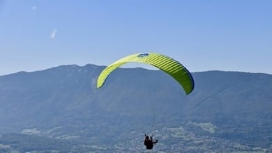 Rescatan a un parapentista colgado en una arista tras chocar en Aiztondo, Navarra