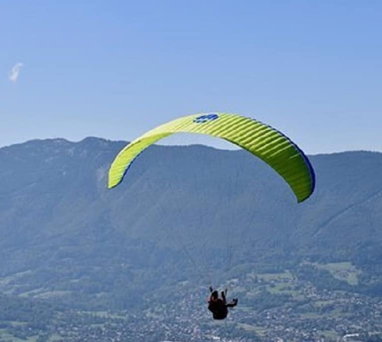 Rescatan a un parapentista colgado en una arista tras chocar en Aiztondo, Navarra