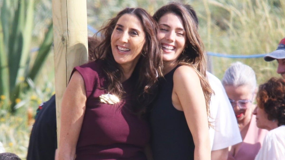 Paz Padilla y su hija, Anna Ferrer, esta primavera durante la inauguración del bar familiar El Trompeta en la playa de Zahara de los Atunes.