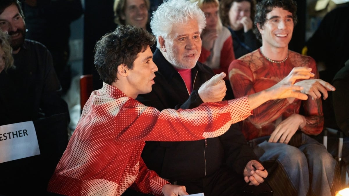 Pedro Almodóvar (centro) junto a Javier Ambrossi (izquierda) y Javier Calvo (derecha)