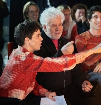 Los Javis adaptan al 'rey' Almodóvar en un documental cortesano