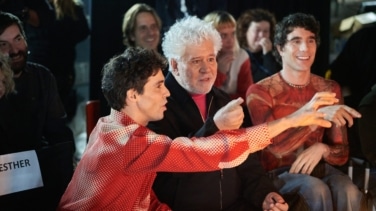 Los Javis adaptan al 'rey' Almodóvar en un documental cortesano