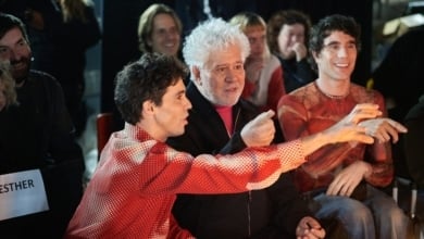 Los Javis adaptan al 'rey' Almodóvar en un documental cortesano