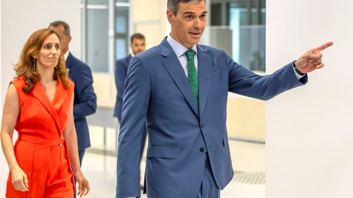 El presidente del Gobierno, Pedro Sánchez, junto a la ministra de Sanidad, Mónica García, durante el acto de inauguración del Hospital Universitario de Melilla, este lunes.