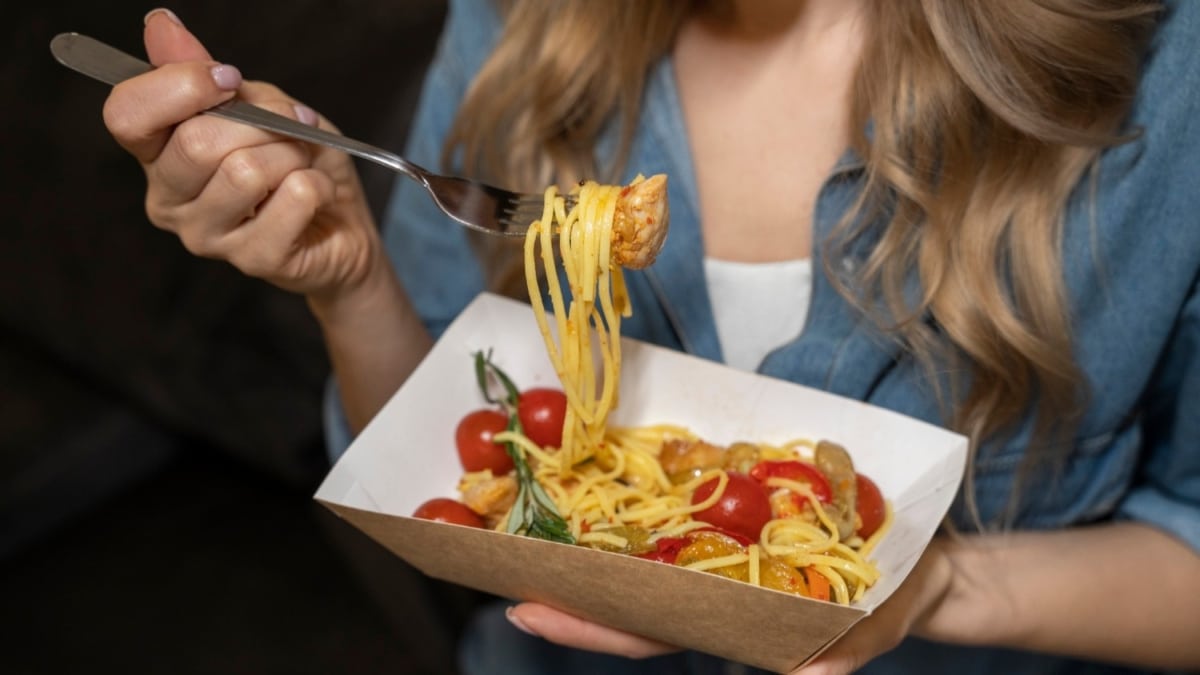Recalentar de forma incorrecta la comida en el trabajo puede causar problemas gastrointestinales.