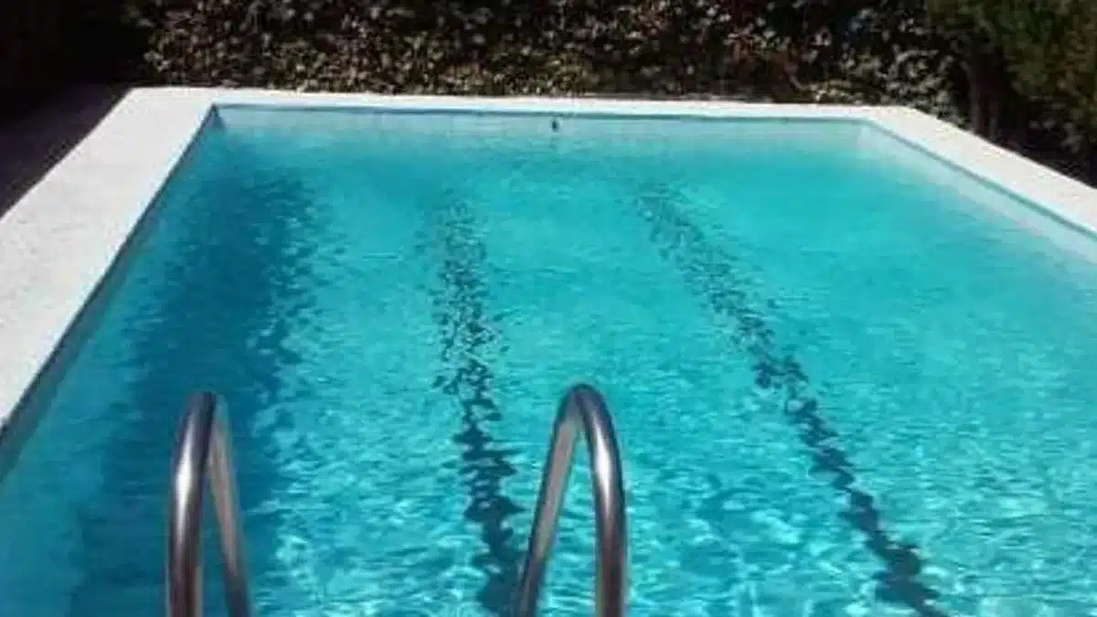 Muere un niño de 12 años ahogado en la piscina de una urbanización en Mijas