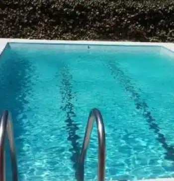 Muere un niño de 12 años ahogado en la piscina de una [...]