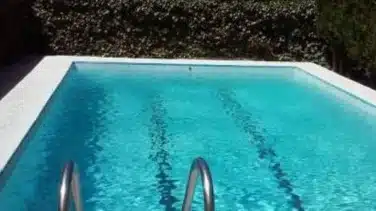 Muere un niño de 12 años ahogado en la piscina de una urbanización en Mijas