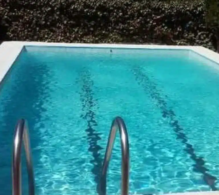 Muere un niño de 12 años ahogado en la piscina de una urbanización en Mijas