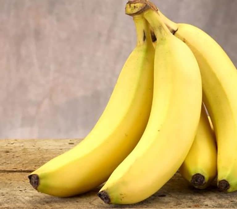 ¿Cómo afecta comer plátanos diariamente a mi hígado y la salud en general?