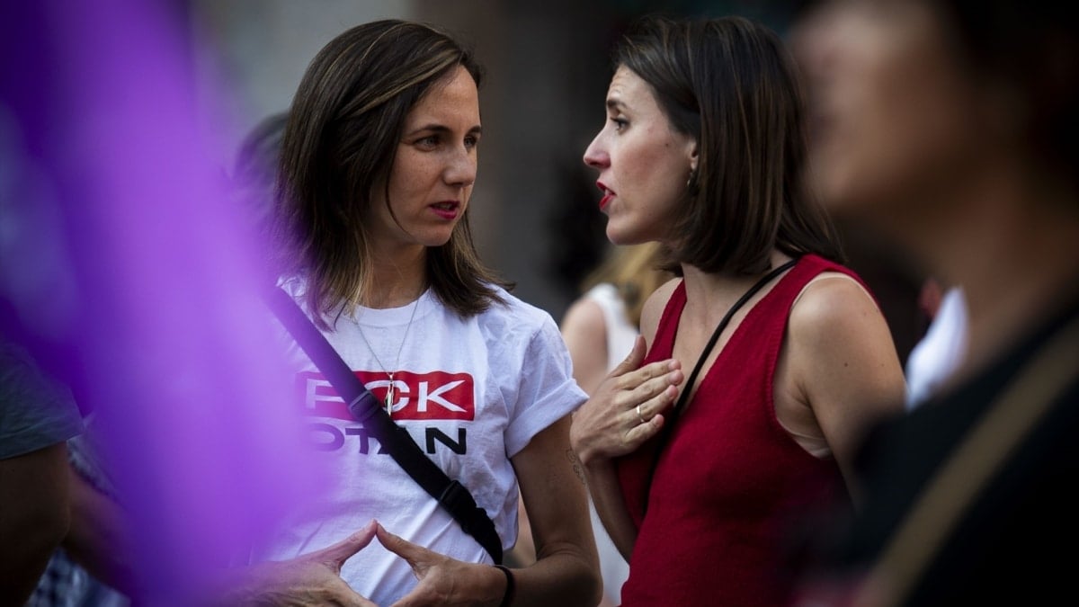 La secretaria general de Podemos, Ione Belarra (i) y su número dos, eurodiputada y candidata a las generales, Irene Montero, en una concentración contra la OTAN en Madrid