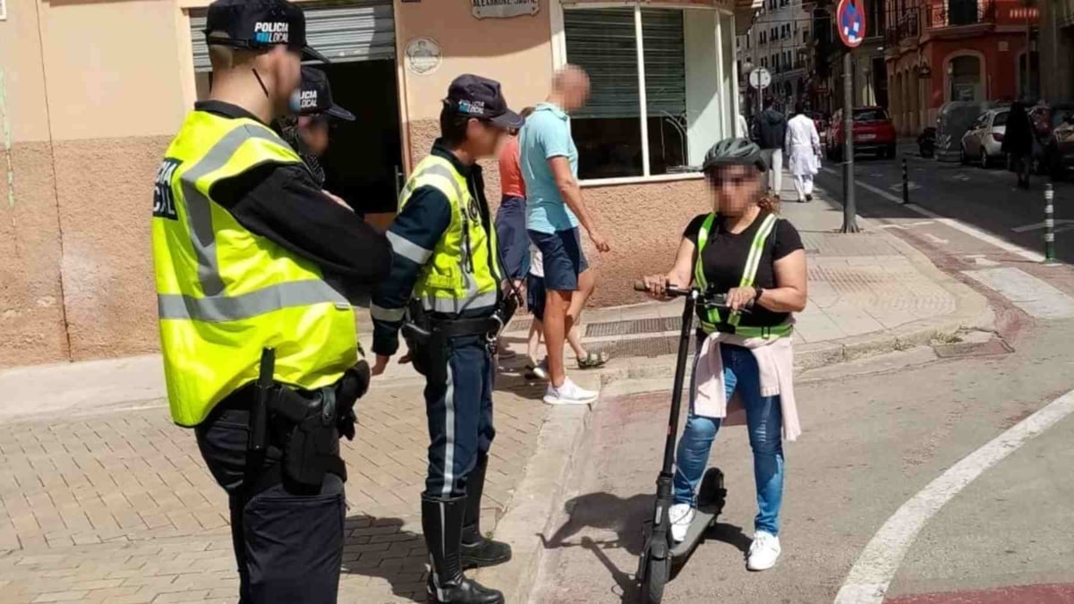 La Policía Local sanciona a 67 conductores de patinetes y bicis por llevar auriculares