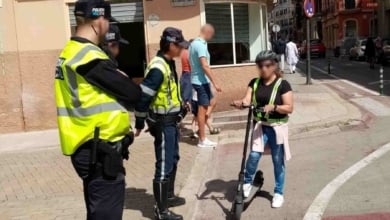 La Policía Local sanciona a 67 conductores de patinetes y bicis por llevar auriculares