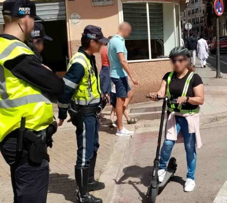 La Policía Local sanciona a 67 conductores de patinetes y bicis por llevar auriculares