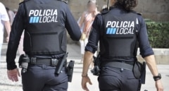 Un hombre detenido por agredir y amenazar con un cuchillo a otro mientras orinaba su casa