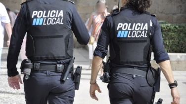 Un hombre detenido por agredir y amenazar con un cuchillo a otro mientras orinaba su casa