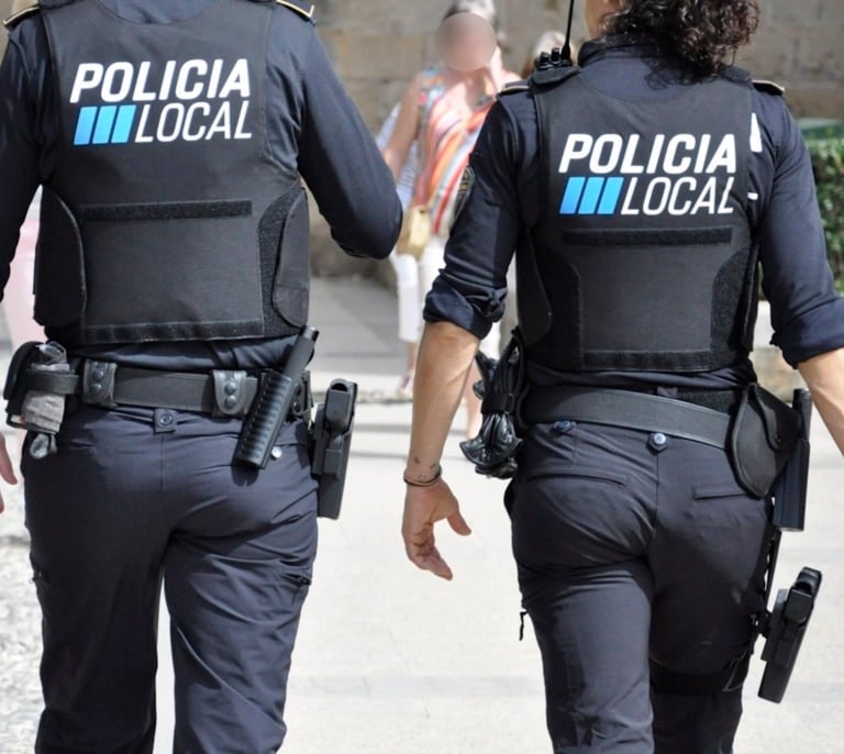 Un hombre detenido por agredir y amenazar con un cuchillo a otro mientras orinaba su casa