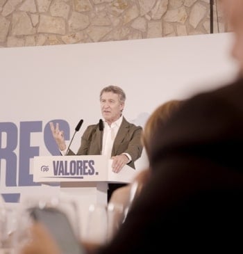 Feijóo evita hablar del futuro de Mazón pero lo arropa por la [...]