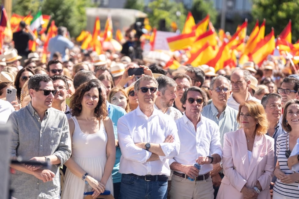 Alberto Núñez Feijóo e Isabel Díaz Ayuso, entre otros dirigentes del PP, en la protesta de la Plaza de España contra Sánchez, este domingo