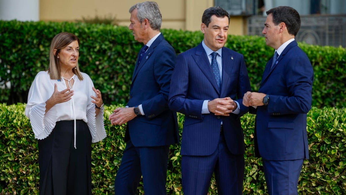 La presidenta de Cantabria, María José Sáenz de Buruaga (i), junto al presidente de la Xunta, Alfonso Rueda (2i), el presidente de la Junta de Andalucía, Juanma Moreno (2d) y el lendakari Imanol Pradales (d), a su llegada a la XXVIII Conferencia de Presidentes que se celebra este viernes en el Palau de Pedralbes, en Barcelona