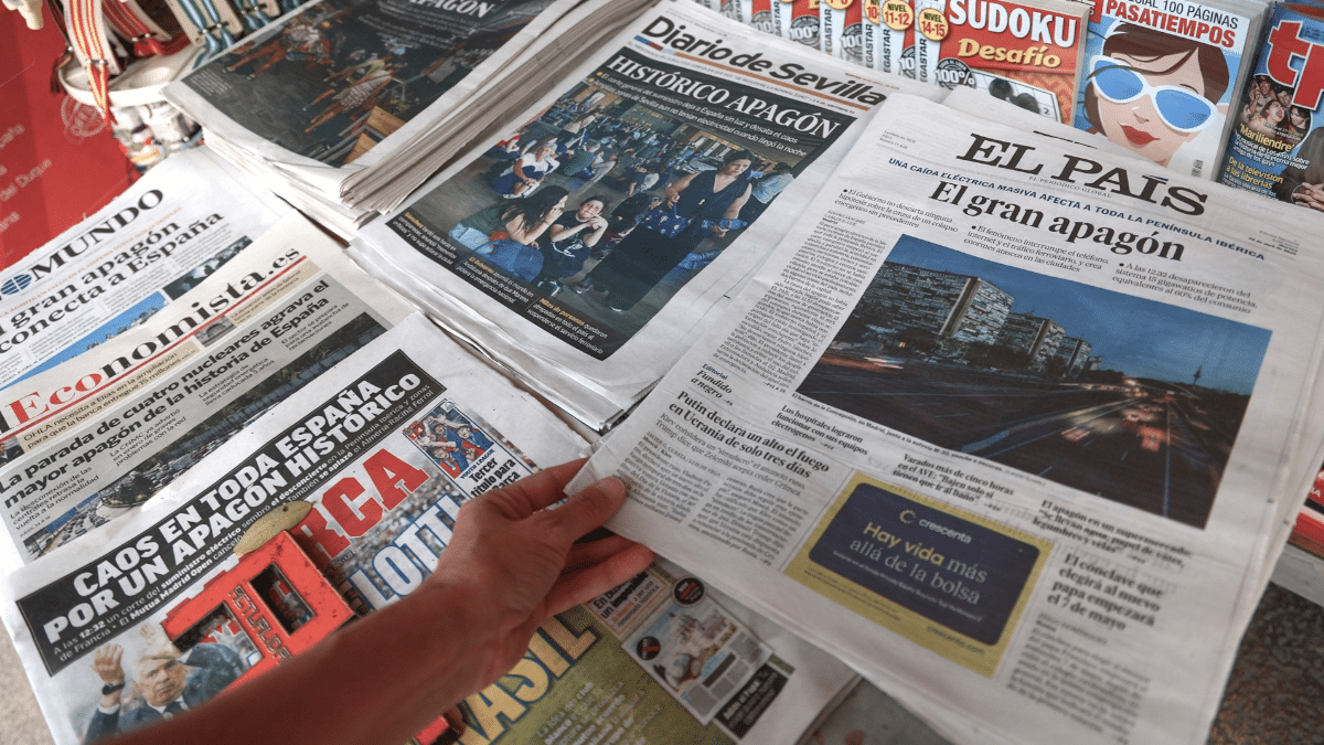 Kiosco de prensa en Sevilla el día después del apagón.