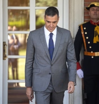 Sánchez en Babel (y Ayuso con el pinganillo)