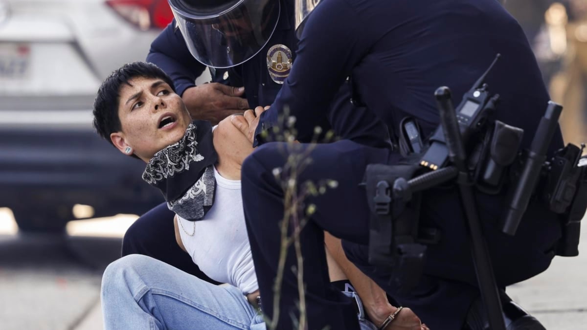 Una activista es detenida durante una protesta contra las redadas antiinmigrantes en Los Ángeles, California