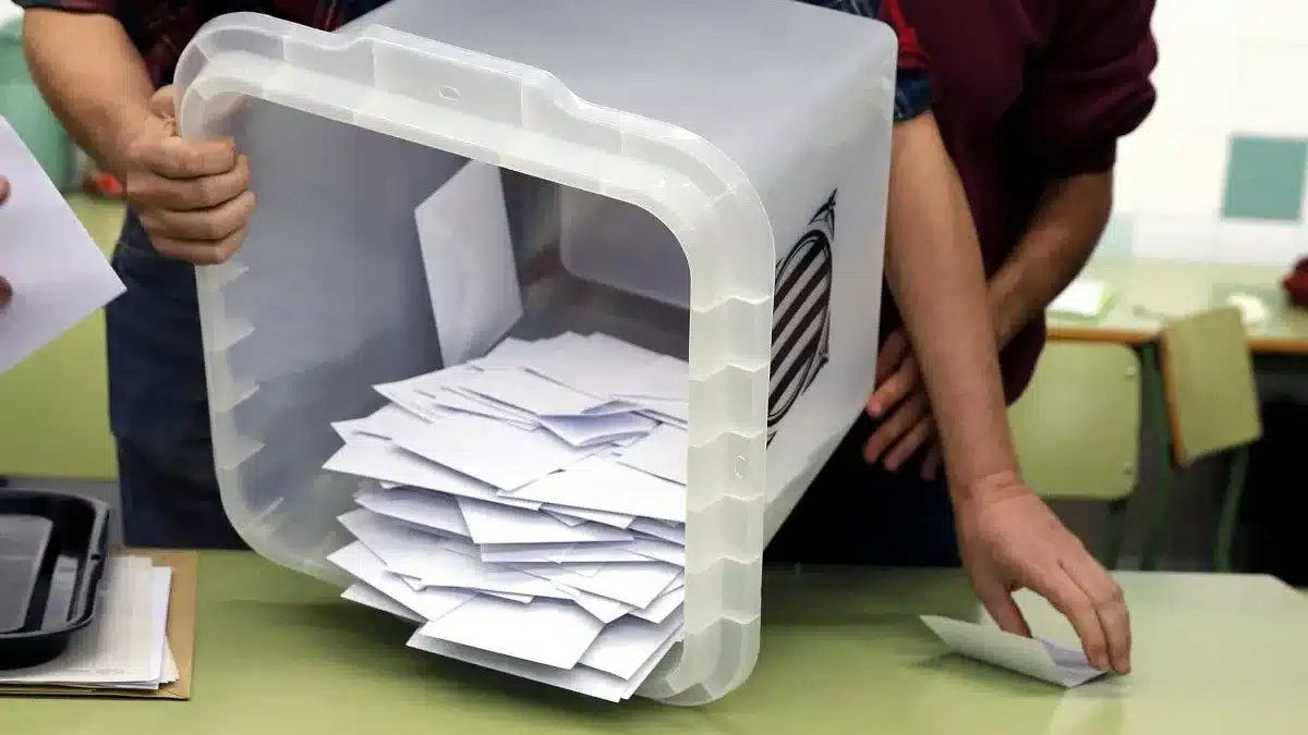 La Audiencia de Barcelona amnistía a 40 excargos del Govern por los preparativos del 1-O