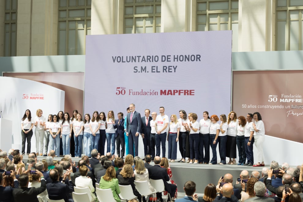 El rey con algunos de los voluntarios de Fundación Mapfre.