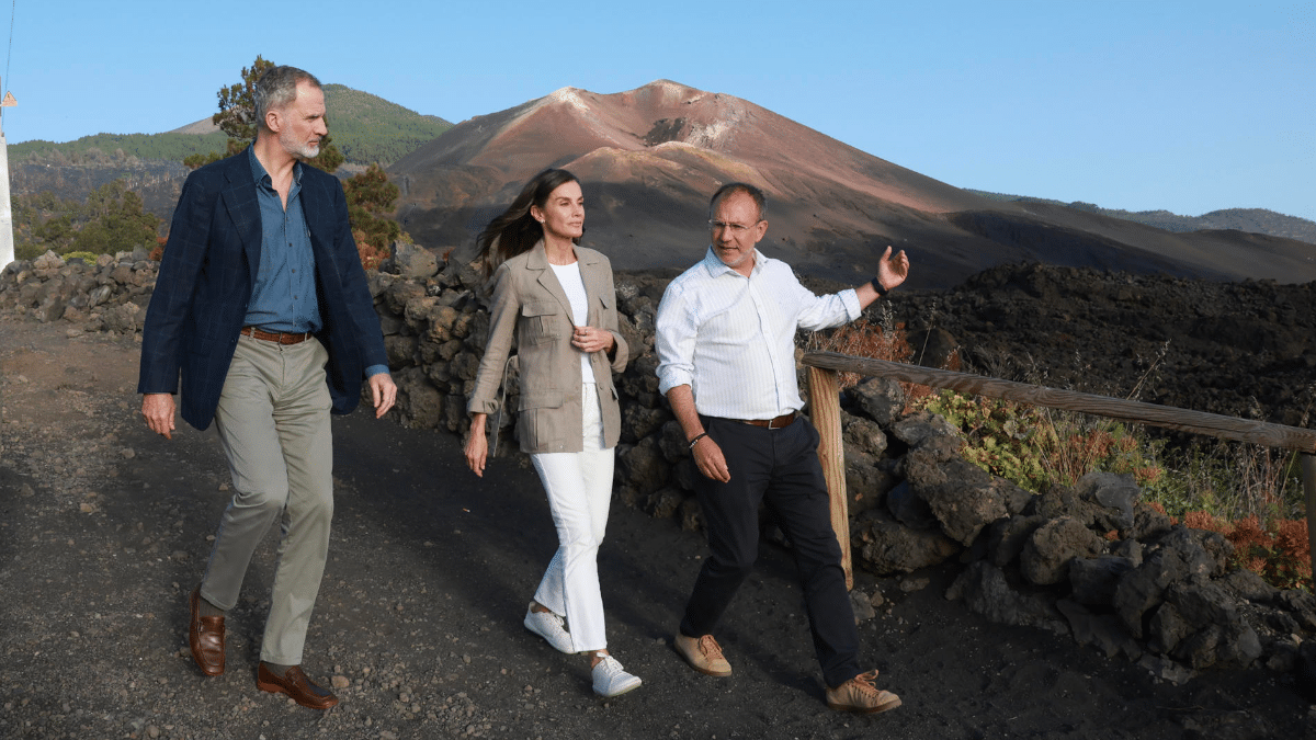 Los reyes durante la visita que ha realizado este viernes al Valle de Aridane, en la isla de La Palma.