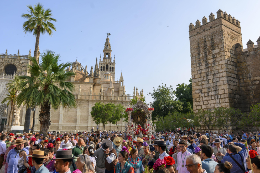 SEVILLA (ESPAÑA), 04/06/2025.- El Simpecado de la Hermandad de El Rocío de Sevilla-El Salvador, este miércoles a su paso entre la Catedral y el Alcázar en su salida hacia la aldea almonteña.