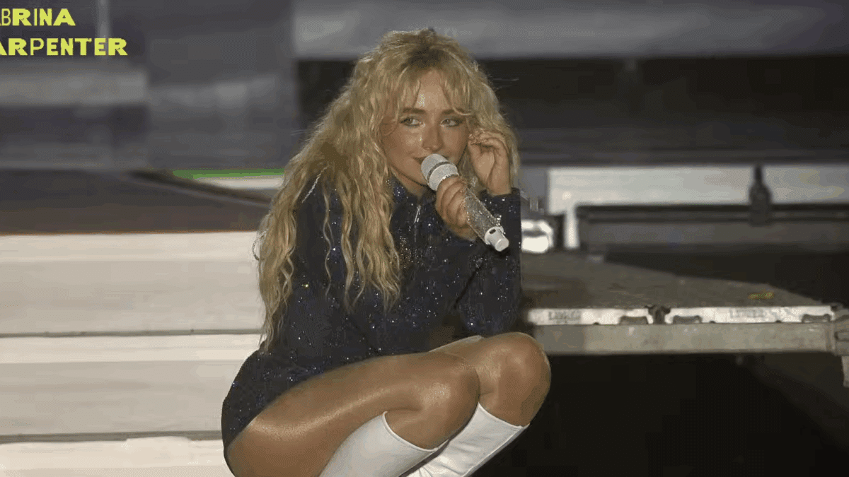 Sabrina Carpenter durante su actuación en Barcelona.