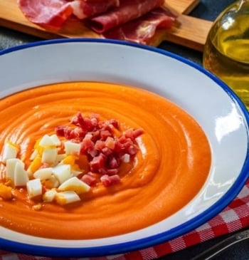 ¿Es bueno comer salmorejo a diario en verano?