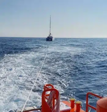 Remolcan a puerto un catamarán tras un incidente con orcas en Barbate
