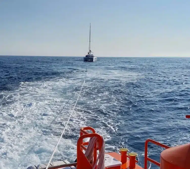Remolcan a puerto un catamarán tras un incidente con orcas en Barbate