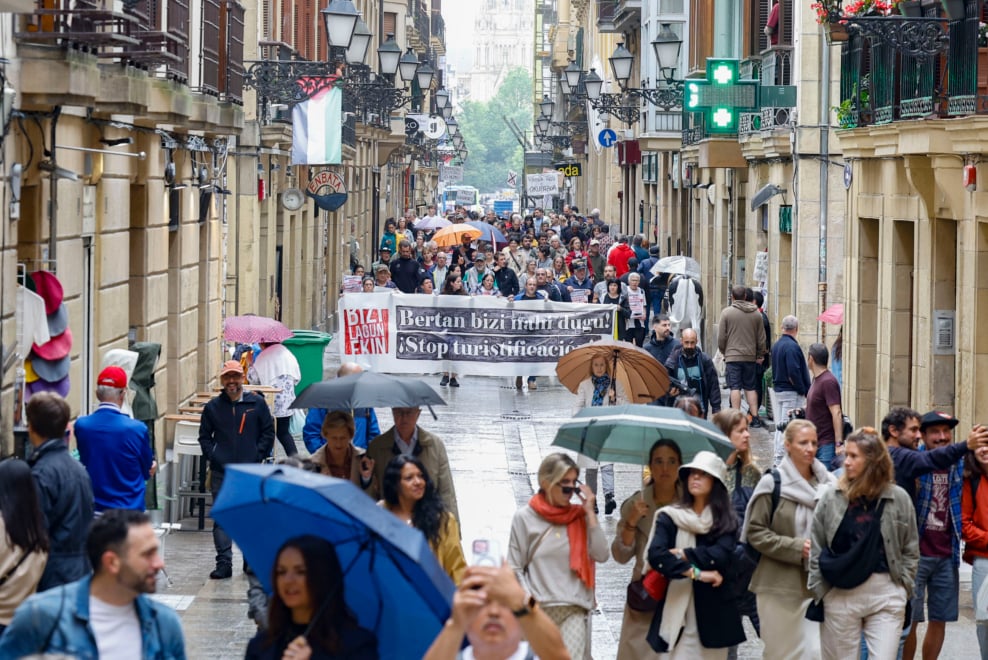 Decenas de personas participan este domingo en la manifestación contra la 'turistificación' de San Sebastián