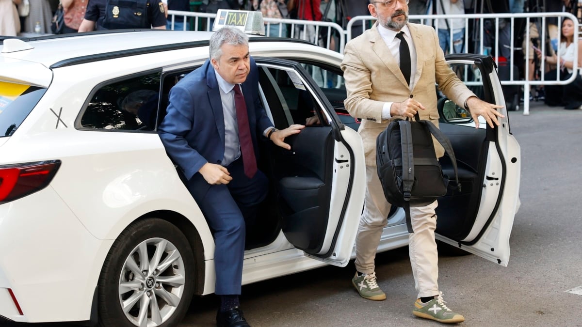 El ex secretario de organización del PSOE Santos Cerdán (i) a su llegada antes de comparecer este lunes por primera vez como investigado ante el juez del Tribunal Supremo Leopoldo Puente