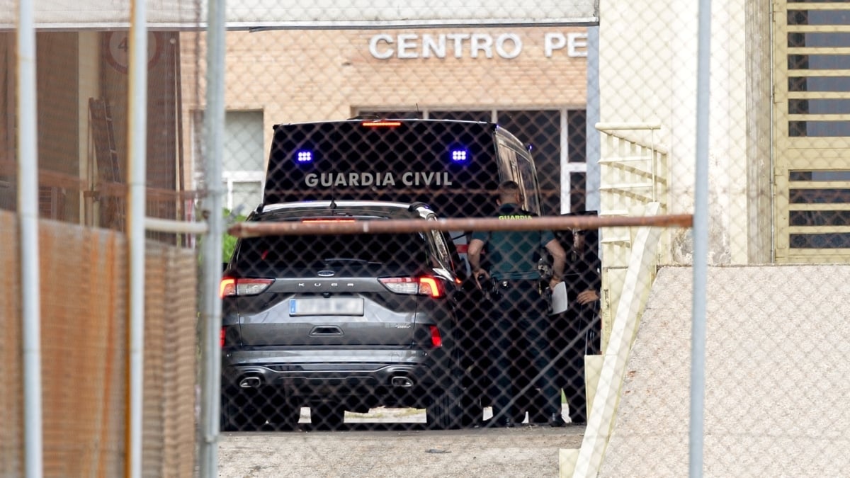 El abogado al que grabaron con Leire Díez visitó a Santos Cerdán nada más entrar en la cárcel