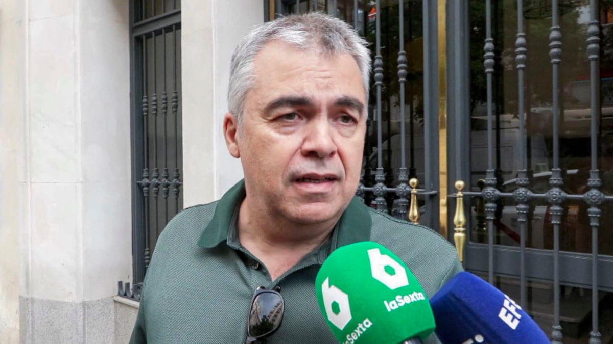 El exsecretario de Organización socialista, Santos Cerdán, atiende a los medios a la salida de su casa