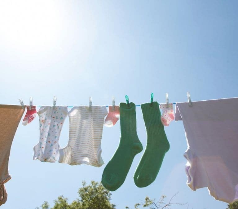 Cómo secar tu ropa en verano al sol sin que se estropee