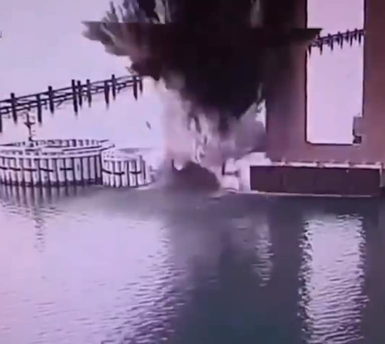 Nuevo golpe de la inteligencia ucraniana a Putin: dañan el puente de Crimea con una explosión submarina