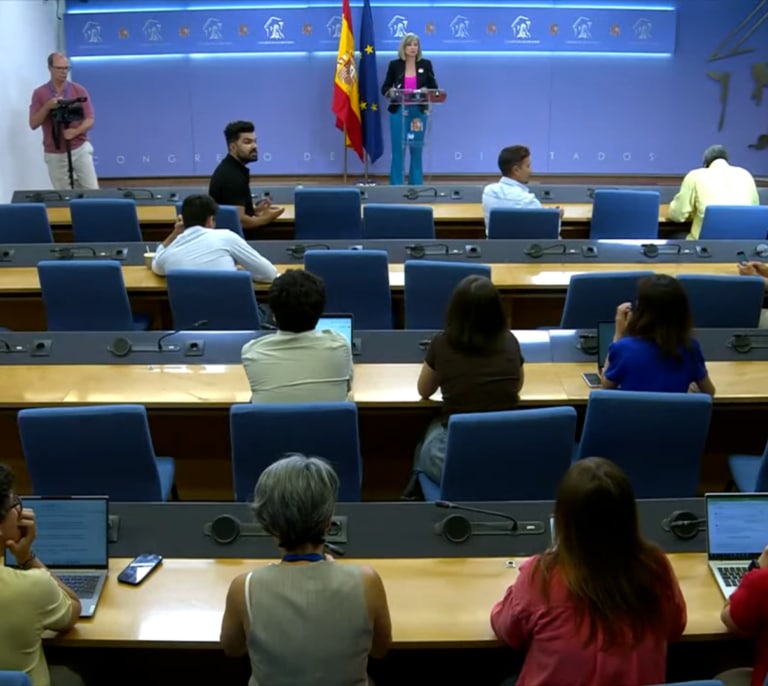 Quién es Adrián RescueYou, protagonista de la nueva rueda de prensa con gresca de Sumar en el Congreso