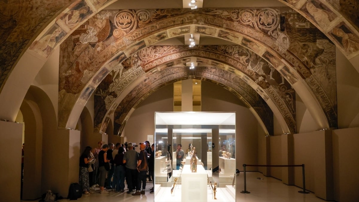 Instalación de las pinturas de Sijena en el MNAC.