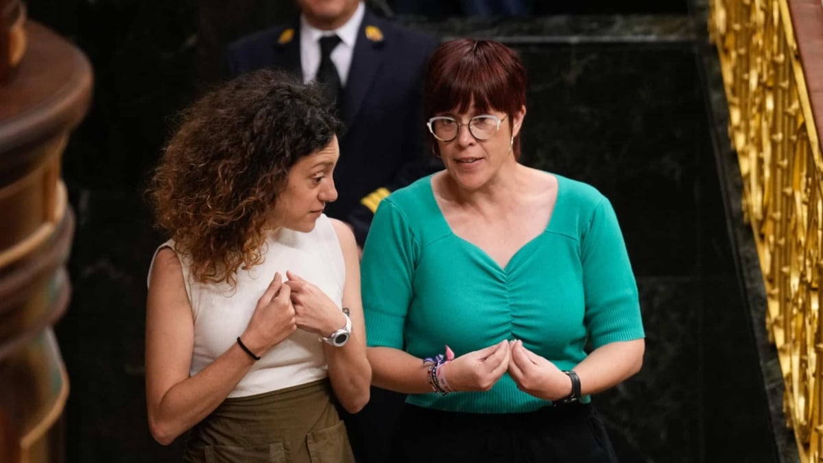 Las portavoces adjuntas de Sumar en el Congreso, Aina Vidal (i), de los Comunes, y Águeda Micó (d), de Compromís, en un pleno del Congreso