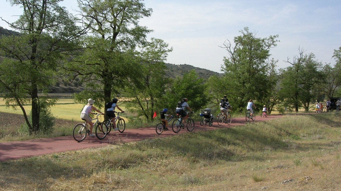 Familias en bicicleta a lo largo de la Vía Verde del Tajuña